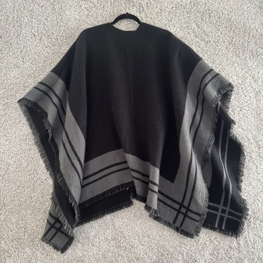 Woolrich Reversible Poncho Wrap Gray Black Fringe Shawl One Size‎ Acrylic F18